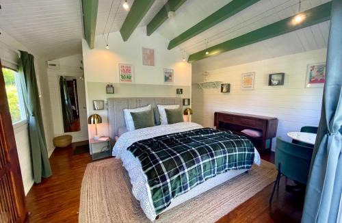 Saint-Germain-du-Crioult Bed & Breakfast | La Paix, Chalet de charme dans le Bocage Normand
