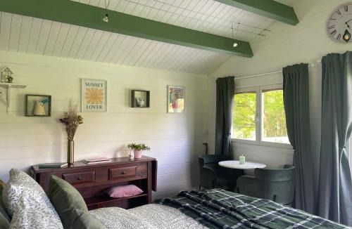 Saint-Germain-du-Crioult Bed & Breakfast | La Paix, Chalet de charme dans le Bocage Normand