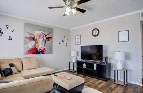 Lubbock House | La Palma Lodge Near Texas Tech and Top Restaurants
