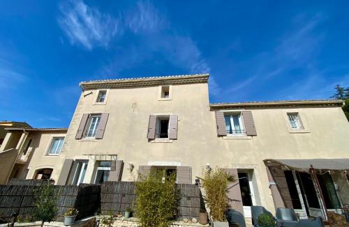 Saint-Saturnin-les-Avignon Bed & Breakfast | La Papaline de Caroline