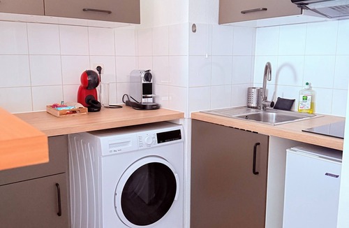 Blagnac Apartment | La Parenthèse - Cosy & Colorful - Sleeps 2 - Private Parking