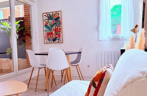 Blagnac Apartment | La Parenthèse - Cosy & Colorful - Sleeps 2 - Private Parking