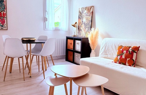 Blagnac Apartment | La Parenthèse - Cosy & Colorful - Sleeps 2 - Private Parking