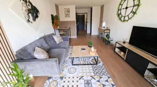 Petit-Couronne Apartment | La Parenthèse d'Aristide, 1 chambre avec Balcon et Parking