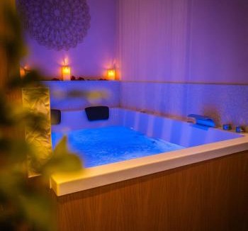 Pont-de-L'Arche Apartment | La Parenthèse Suites - appartement luxueux avec sauna et baignoire balnéo