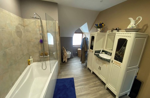 Sainte-Maure-de-Touraine Bed & Breakfast | La Patriaie Chez Jacky et Maryse large, cosy room, private bathroom