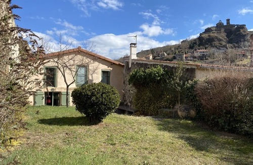 Villeneuve-dʼAllier House | La Pause, a family home on the water's edge
