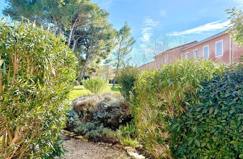Calvisson Apartment | La Pause Douce, 2 Guests, Pool & Sunshine