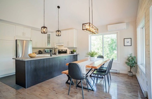 Chertsey Ski Chalet | La Pause – Tranquility by the River