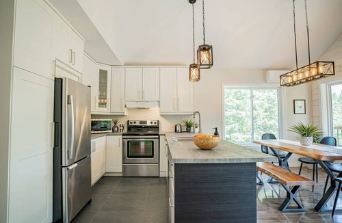 Chertsey Ski Chalet | La Pause – Tranquility by the River