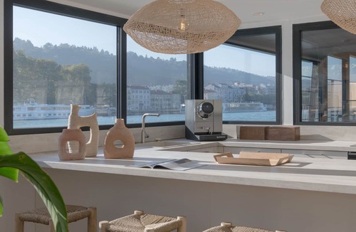 Centre Ville House | La Peniche - Bed And Bicycle - Vienne