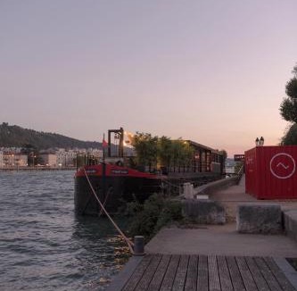 Centre Ville Hotel | LA PENICHE - Bed And Bicycle - Vienne