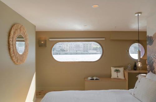 Centre Ville Hotel | LA PENICHE - Bed And Bicycle - Vienne