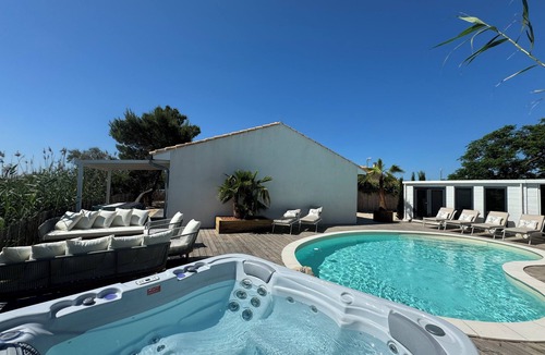 Aigues-Mortes Villa | La Perle Rose Villa Standing 5 étoiles avec piscine jacuzzi et superbe vue