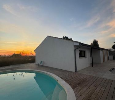 Aigues-Mortes Villa | La Perle Rose Villa Standing 5 étoiles avec piscine jacuzzi et superbe vue