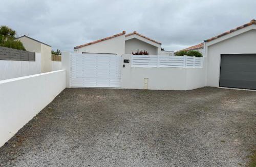Saint-Gilles-Croix-de-Vie House | La petite maison zone coulée verte menant a l'océan