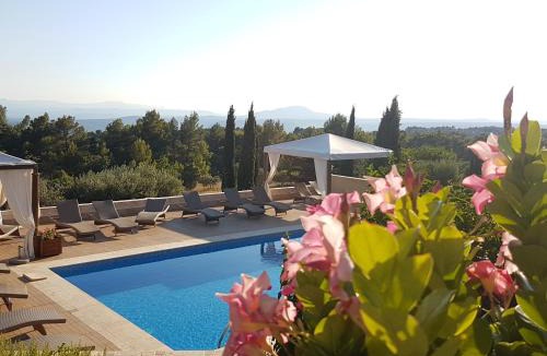 Tourtour Hotel | La Petite Auberge