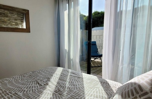 Jard-sur-Mer House | La petite escale sur le port - beach 100m away - bed linen included