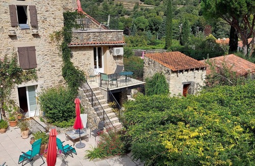 Reynes Apartment | La Petite Grange 1-bed apartment with sunny terrace. Pool & Garden