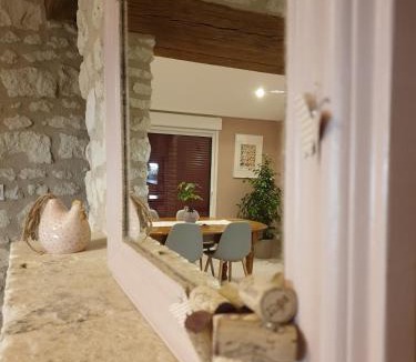 Crouzilles House | La Petite Loge des Vignes Private Jacuzzi