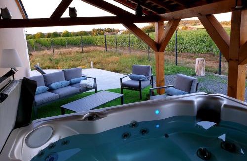 Crouzilles House | La Petite Loge des Vignes Private Jacuzzi