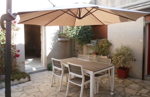 Amboise House | LA PETITE LUCETTE with its courtyard and troglo