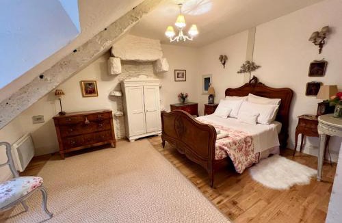Lanvallay House | La Petite Madeleine is a Charming 2 Bedroom Pet Friendly Gite situated on Dinan Port