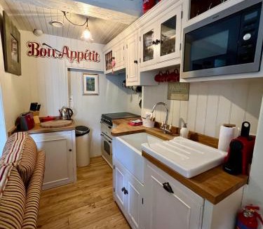 Lanvallay House | La Petite Madeleine is a Charming 2 Bedroom Pet Friendly Gite situated on Dinan Port