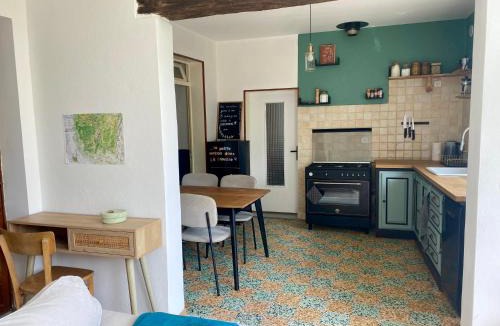 Saint-Paul-le-Jeune House | La petite maison dans la Brousse
