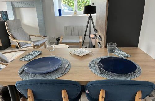 Camors House | La petite maison bleue