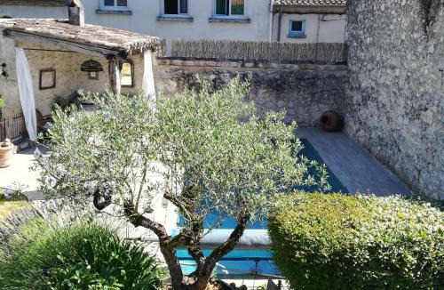 Laroque-Timbaut Bed & Breakfast | La Petite Maison