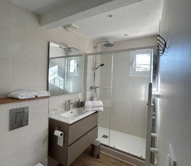 Craponne Apartment | La petite maison studio et jardin