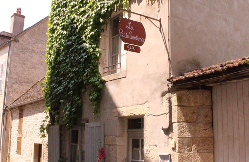 Noyers-sur-Serein House | La Petite Sentence, cottage in the heart of a medieval village in a paved street