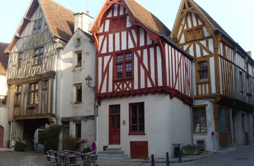 Noyers-sur-Serein House | La Petite Sentence, cottage in the heart of a medieval village in a paved street