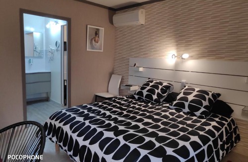 Saint-Sulpice-les-Feuilles Bed & Breakfast | La Peyrova