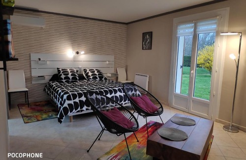 Saint-Sulpice-les-Feuilles Bed & Breakfast | La Peyrova