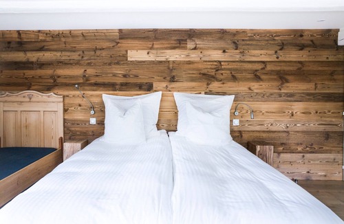 Freland House | La Pierre d'Eau