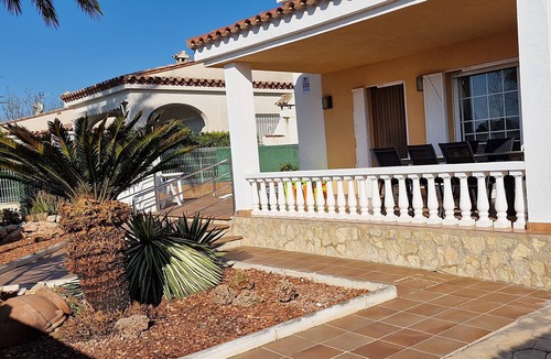 Riumar Ski Chalet | "La Pinya"@MARISOL: 500m to the beach, private pool, A/C, WiFi, dog beach.