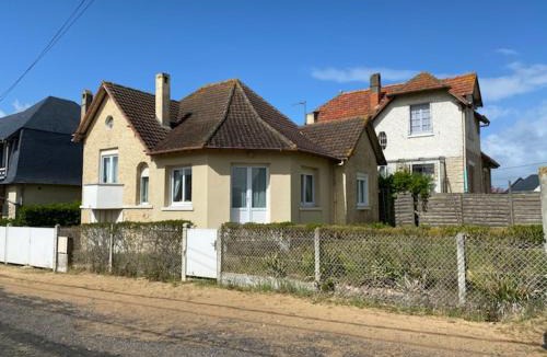Hermanville-sur-Mer House | La plage au bout du jardin/Sword Beach cottage