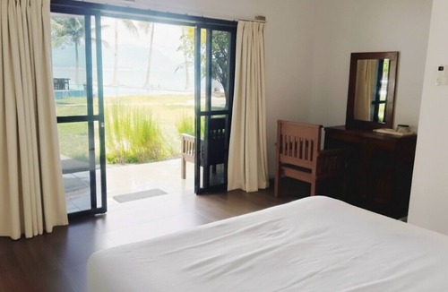 Cikakak Resort | La Plage Beach Club & Resort