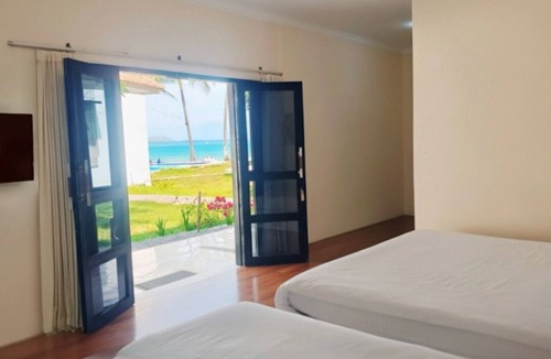 Cikakak Resort | La Plage Beach Club & Resort