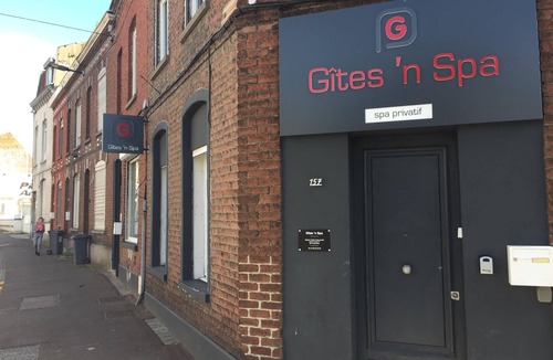 Tourcoing House | La Plage suite with jacuzzi