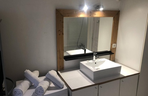 Tourcoing House | La Plage suite with jacuzzi