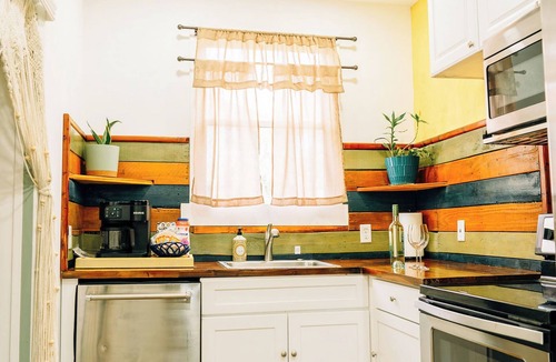 Brunswick House | “La Playa” Downtown Brunswick Beach Cottage - near St. Simons & Jekyll