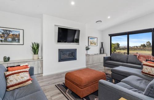 Yarrawonga House | La Plaza Del Toros