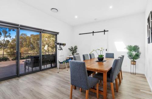 Yarrawonga House | La Plaza Del Toros