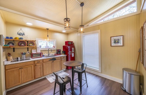 New Braunfels Ski Chalet | la Pluma Retreat