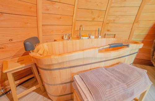 Chennegy House | La pom de pin