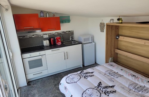 Saint-Aubin-du-Plain Bed & Breakfast | La pool house