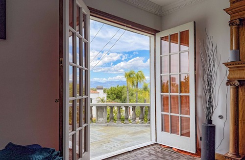 Sherman Oaks Villa | LA Pool & Rooftop Estate – Valley Views – Sleeps 10 – Universal 10 min